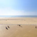 Daire Lecomte - The Shoreline Beachhouse 77 *